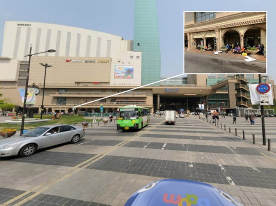 Push "Stop" when you are facing the "Enter-6" mall (the bus will stop after turning left)