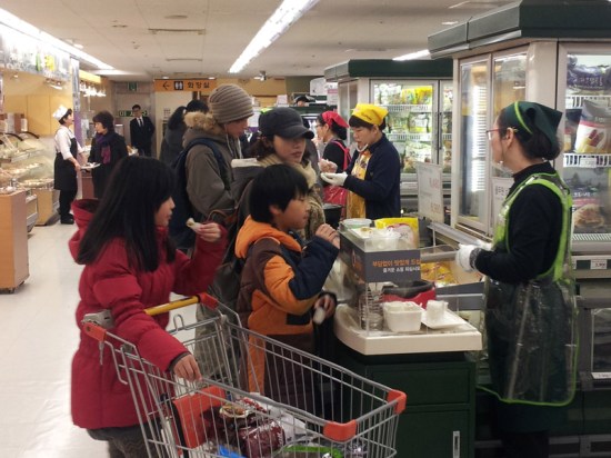 Don't hesitate to try some food samples; plenty are offered!