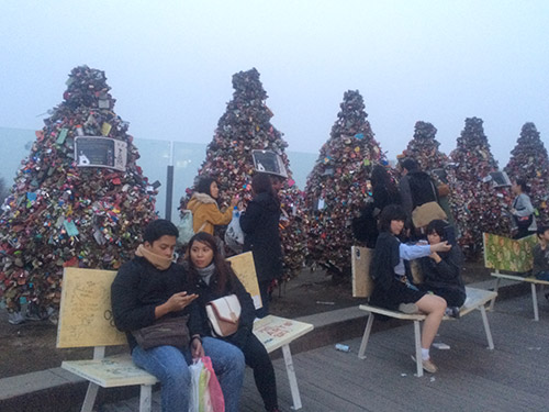 The V-shaped benches in front of thousands of love locks