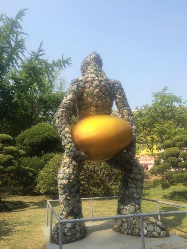 4 weird staue lifting golden egg