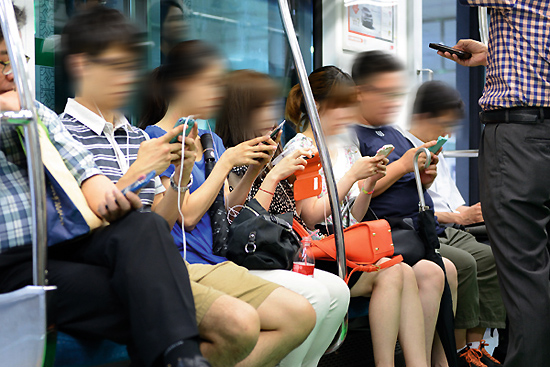 Àú³á Åð±Ù±æ 2È£¼± ÁöÇÏÃ¶¿¡¼­ ½Â°´µéÀÌ ÇÚµåÆùÀ» ÀÌ¿ëÇÏ°íÀÖ´Ù. (ÃÊ»ó±Ç ¹®Á¦ ¹ÌÇØ°á) 130709 ½Ã»çIN ½Å¼±¿µ